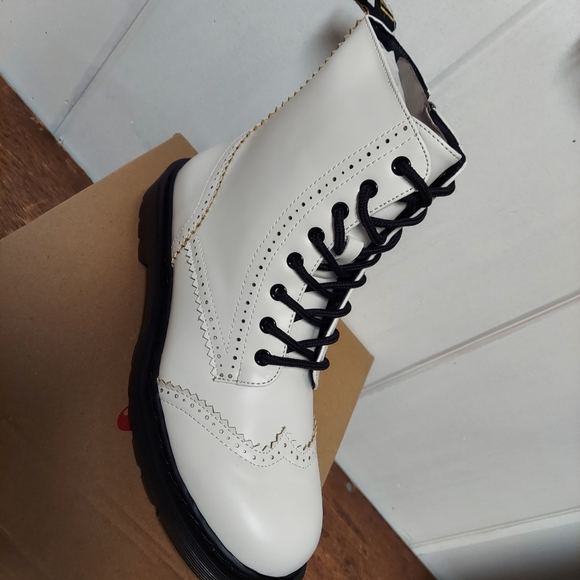 Classic combat boot with chunky lug sole and branded heel pull tab - Picture 2 of 4